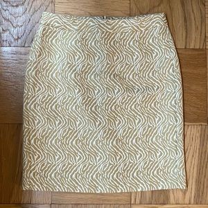 Banana Republic skirt in beautiful light mustard / beige size 4!